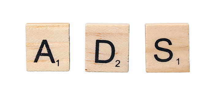 Holzbuchstaben mit der Aufschrift „ADS“ – Return on Advertising Spend (ROAS)