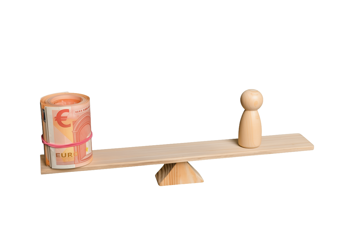 Geld und Holzfigur auf einer Wippe – langfristiger Kundenwert (Customer Lifetime Value)